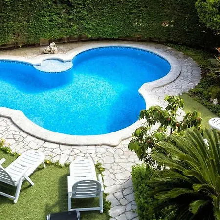 Paquita Villa *